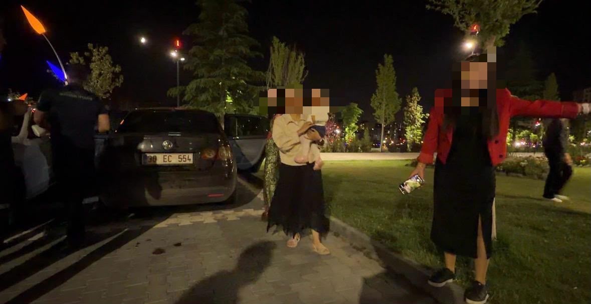 bebegini arabada unuttu hincini gazetecilerden cikardi 3 STntqCyW