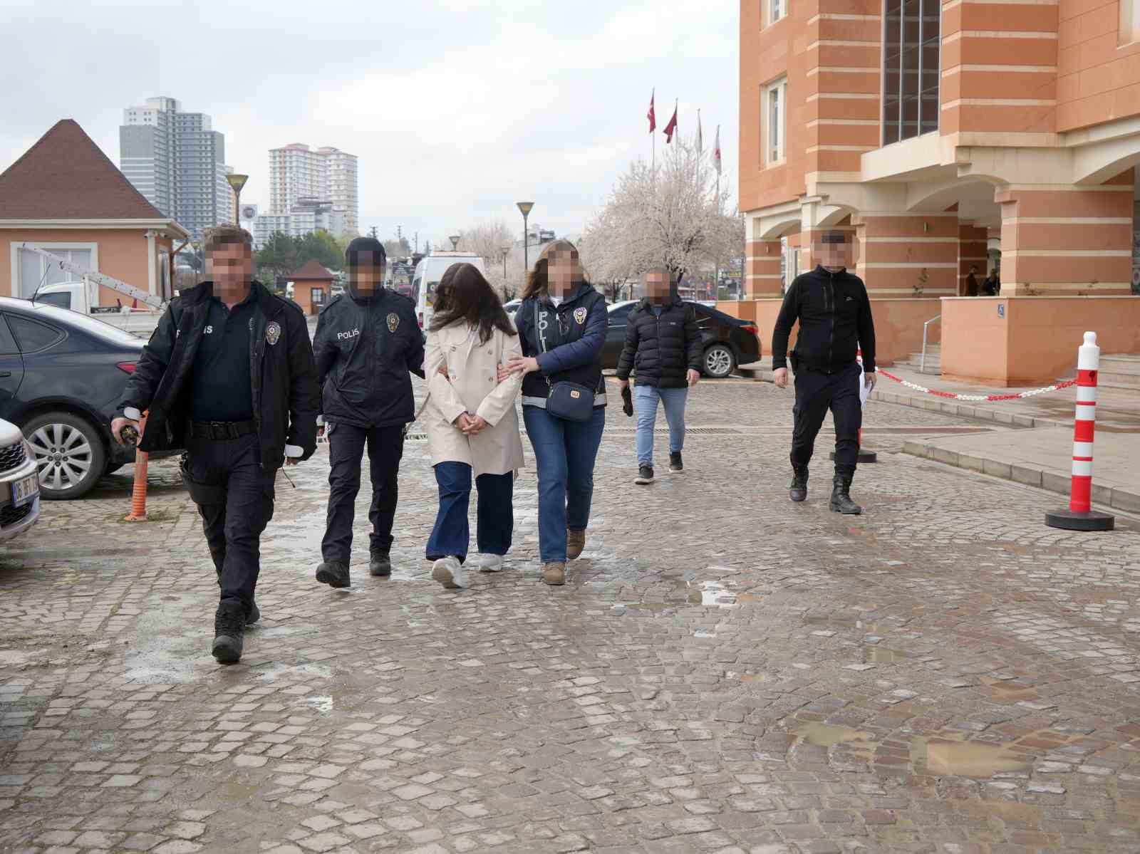 bebegini cope atan anne icin muebbet talebi durusma salonunda tutuklandi 4 cfN8yZAH