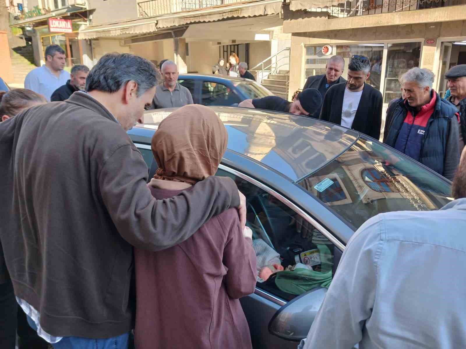 bebek arabada kilitli kaldi genc anne buyuk korku yasadi 0 7yvcu4pO
