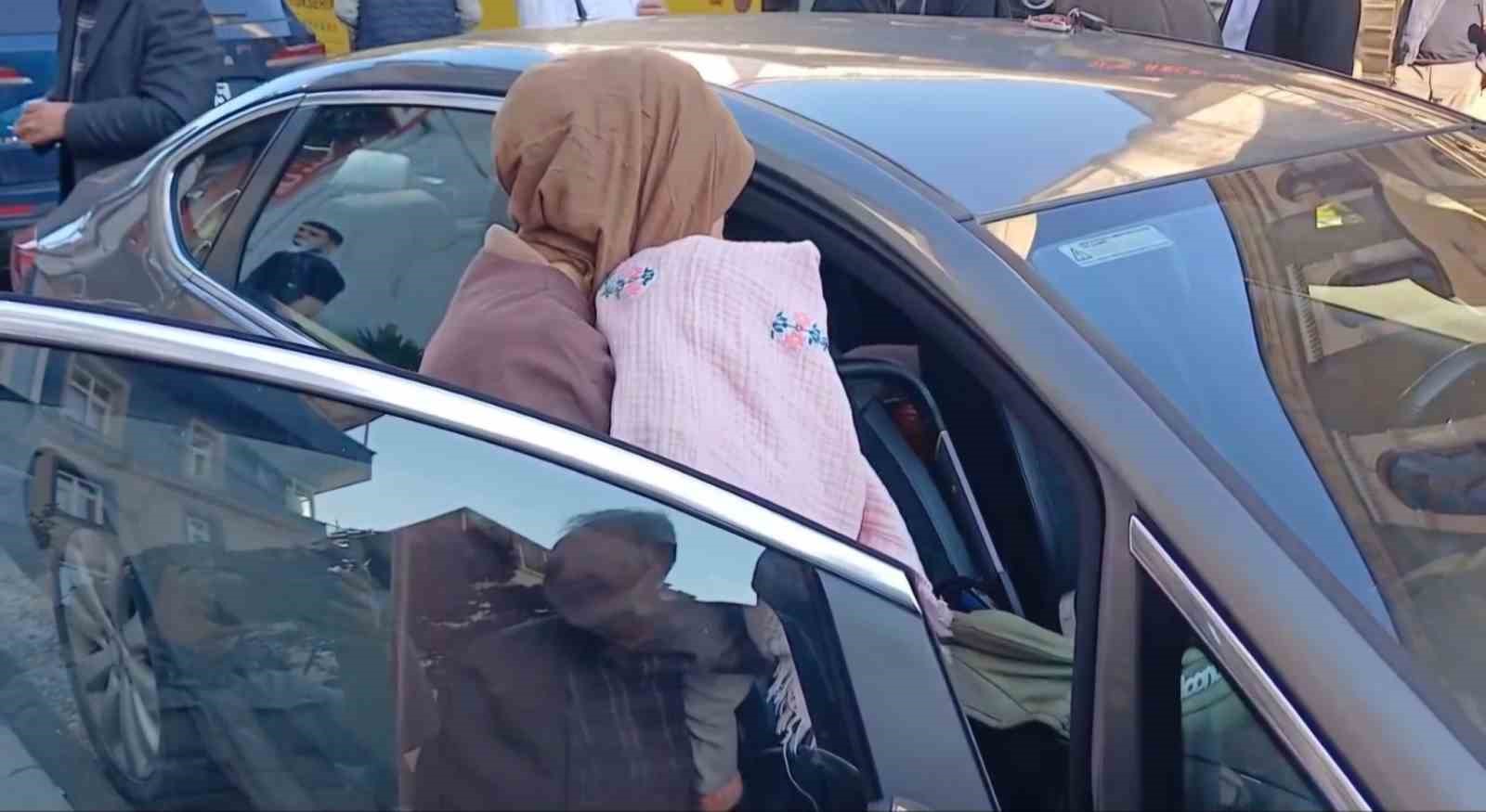 bebek arabada kilitli kaldi genc anne buyuk korku yasadi 3 qVmTm3Fq