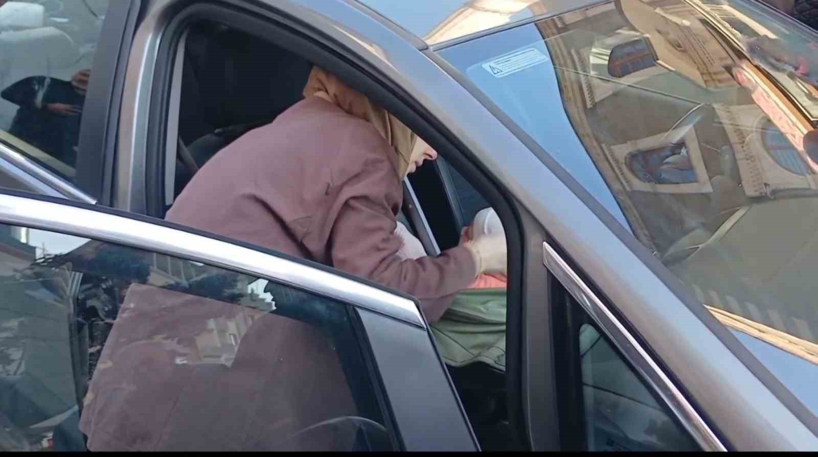 bebek arabada kilitli kaldi genc anne buyuk korku yasadi 4 MD18YEh8