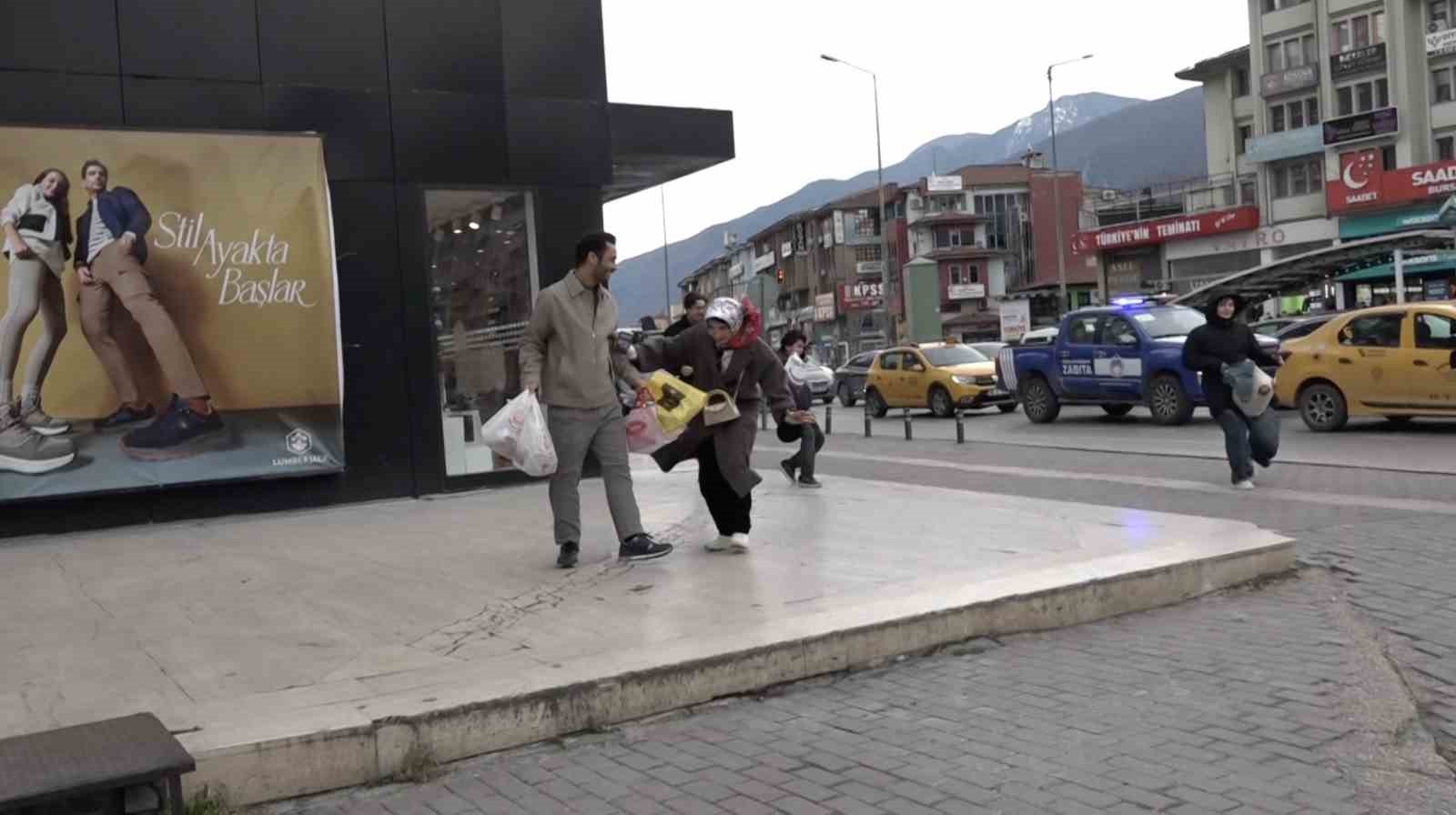 Bebek arabası lodosla birlikte sürüklenerek devrildi 8 bebek arabasi lodosla birlikte suruklenerek devrildi 4