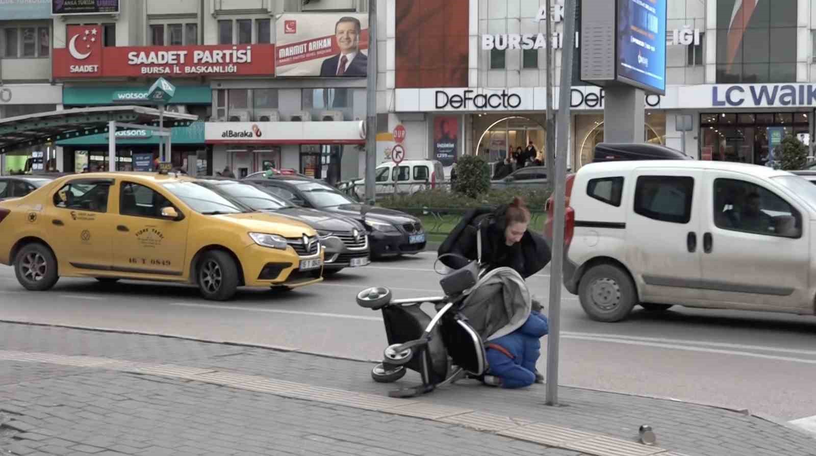 Bebek arabası lodosla birlikte sürüklenerek devrildi 9 bebek arabasi lodosla birlikte suruklenerek devrildi 5 IltiJ8JT