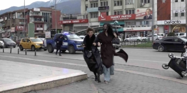bebek-arabasi-lodosla-birlikte-suruklenerek-devrildi-CMhI5yfJ.jpg