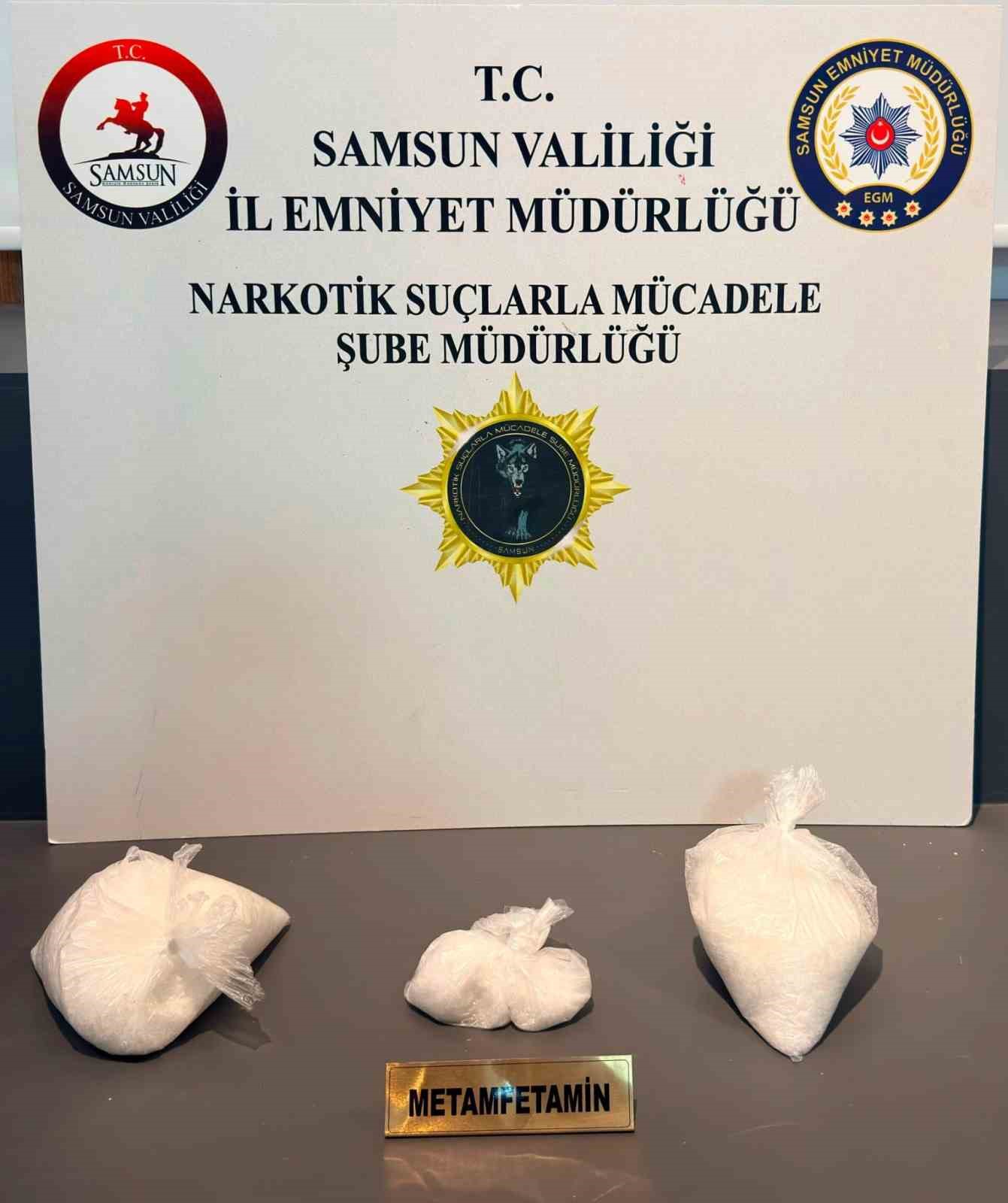 bebek arabasinda 1 kilo metamfetaminle yakalanan kari koca tutuklandi 3