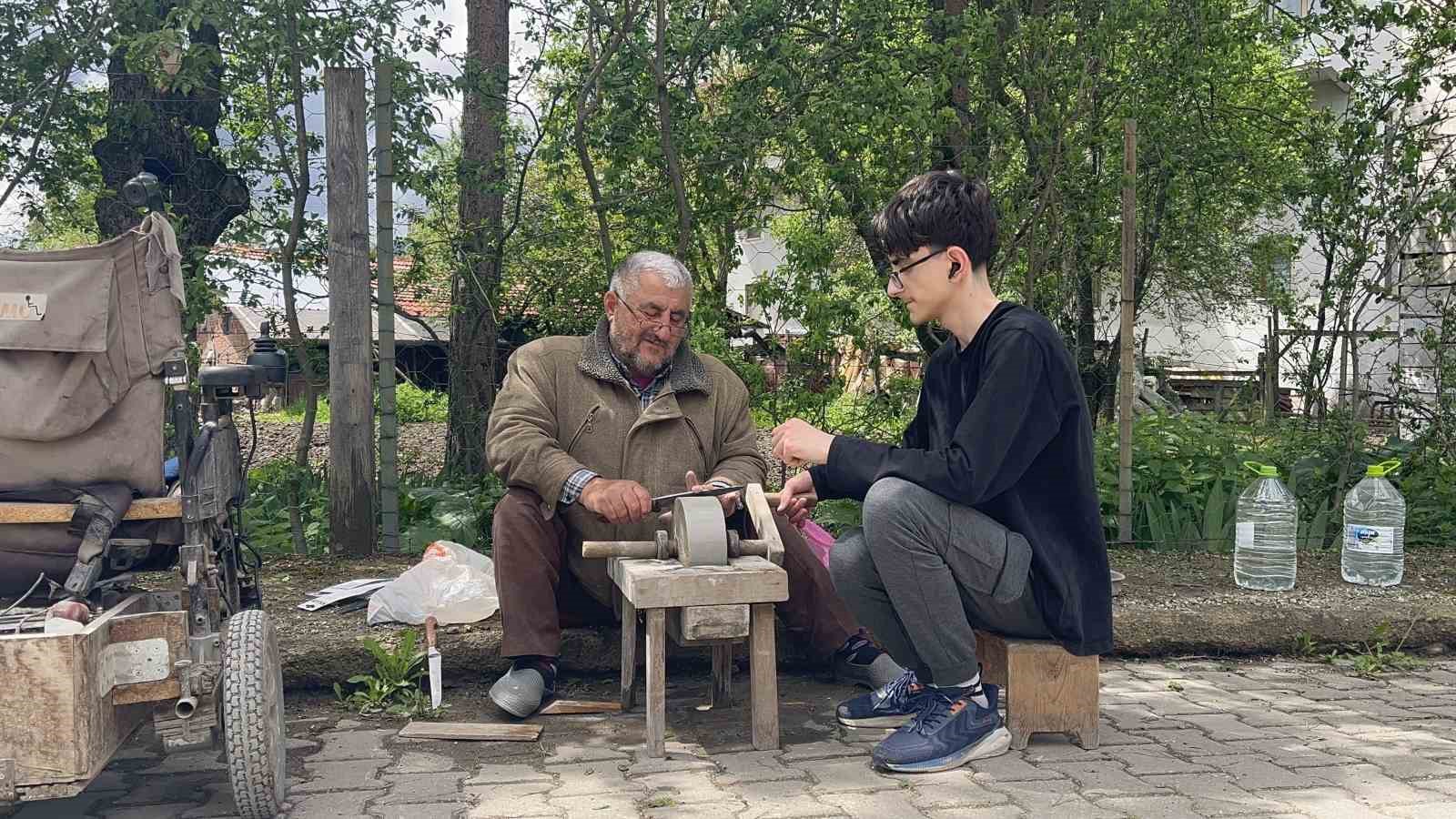 bedensel engelli baba ogluyla birlikte bicak bileyerek gecimini sagliyor 2 emG4ZP2y