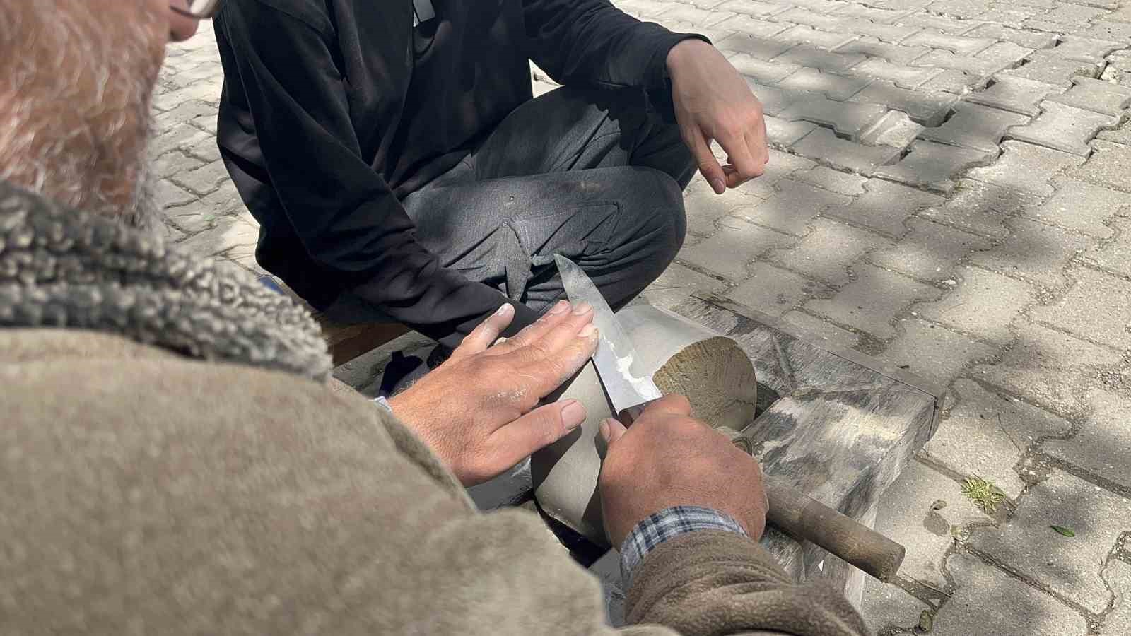 bedensel engelli baba ogluyla birlikte bicak bileyerek gecimini sagliyor 3 VurTJ9kr