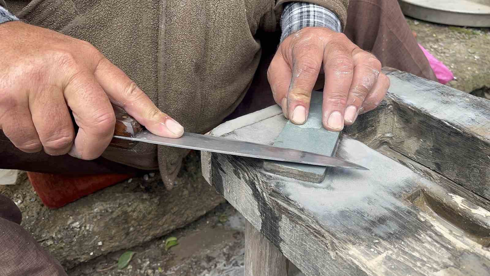 bedensel engelli baba ogluyla birlikte bicak bileyerek gecimini sagliyor 4 rraiudMp