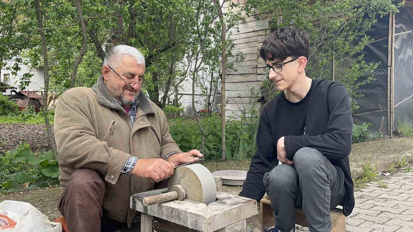bedensel engelli baba ogluyla birlikte bicak bileyerek gecimini sagliyor 5