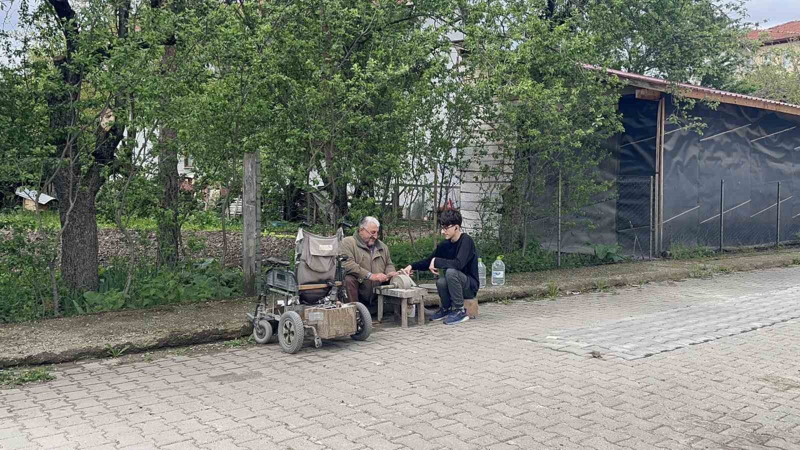 bedensel engelli baba ogluyla birlikte bicak bileyerek gecimini sagliyor 6 1vDdpM7z