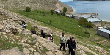 bedosk-vanin-sakli-guzelliklerinden-biri-olan-inkoye-yuruyus-duzenledi-kW6pywbG.jpg