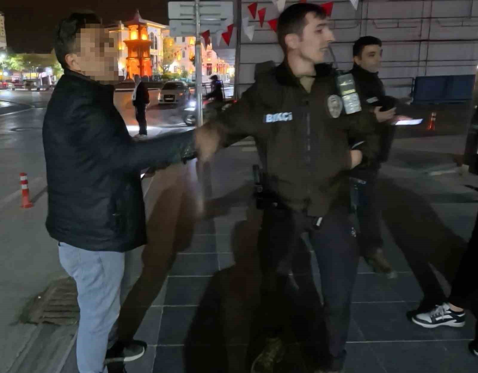 "Bekçi beni çeviremez" diyen alkollü şahıs bekçileri polise şikayet etti 6 bekci beni ceviremez diyen alkollu sahis bekcileri polise sikayet etti 2 UfSIb669