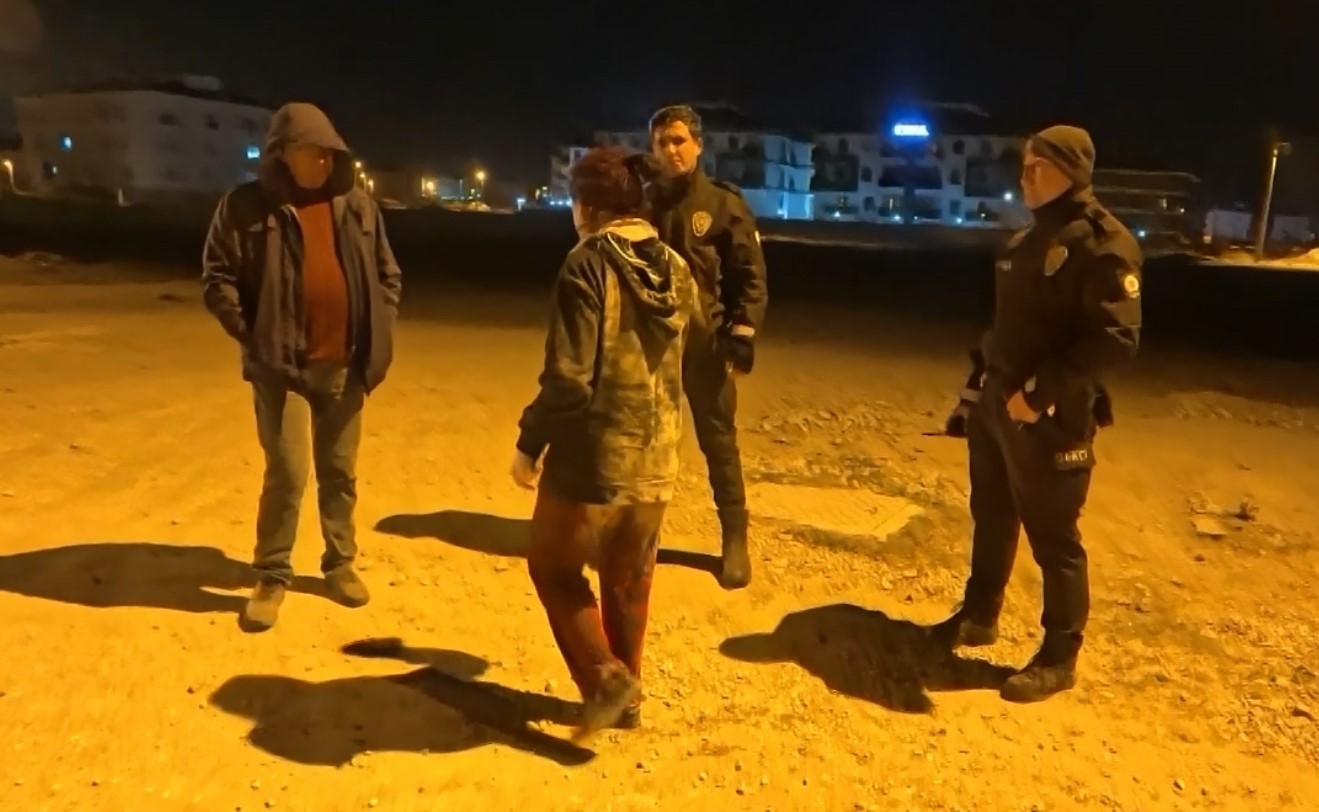 Bekçiler, "Eve bırakalım" dedi, alkollü kadın "Ölümü bulursunuz" cevabını verdi 19 bekciler eve birakalim dedi alkollu kadin olumu bulursunuz cevabini verdi 15 kXPWW48p