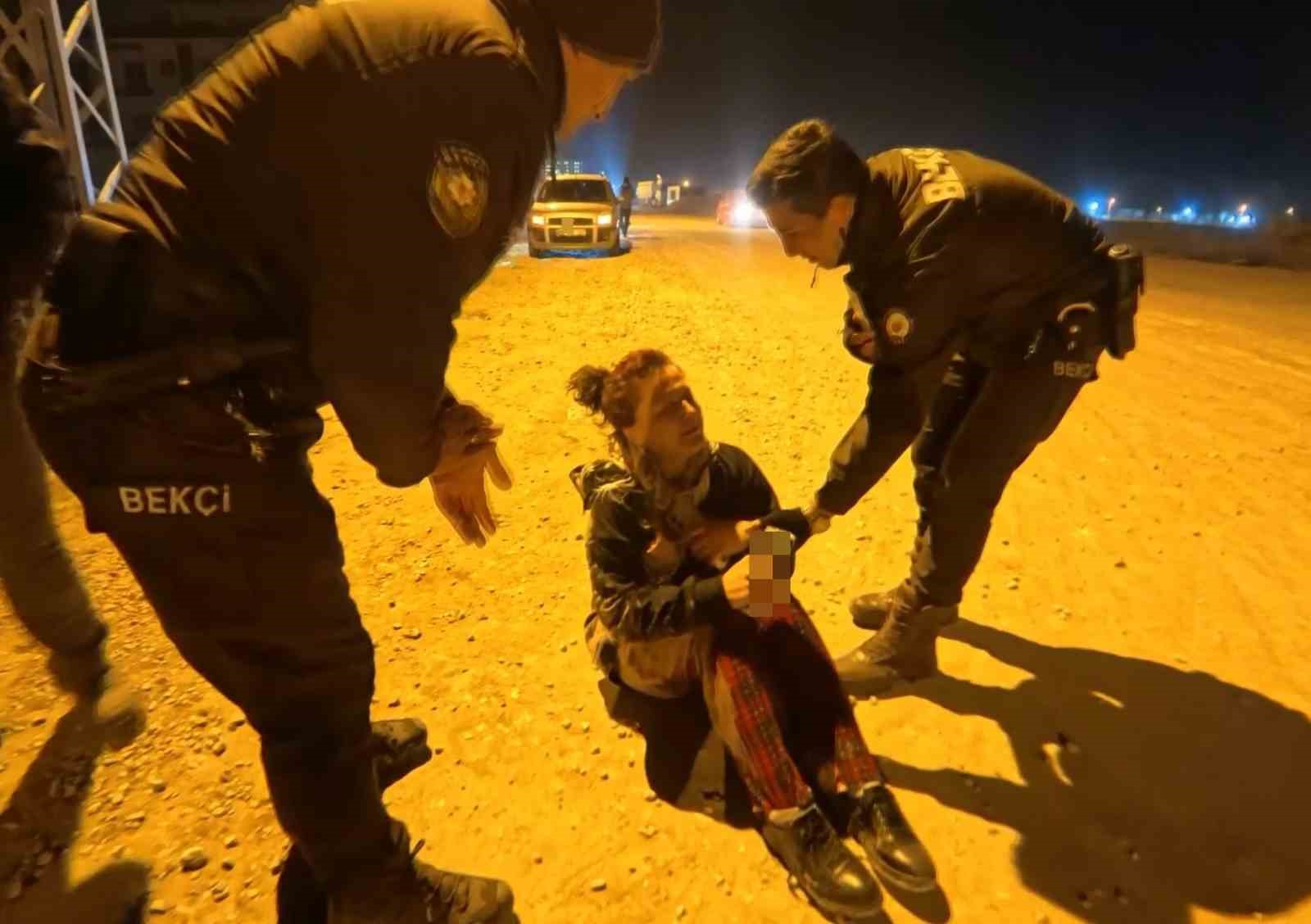 Bekçiler, "Eve bırakalım" dedi, alkollü kadın "Ölümü bulursunuz" cevabını verdi 7 bekciler eve birakalim dedi alkollu kadin olumu bulursunuz cevabini verdi 3 EbCtfqAt