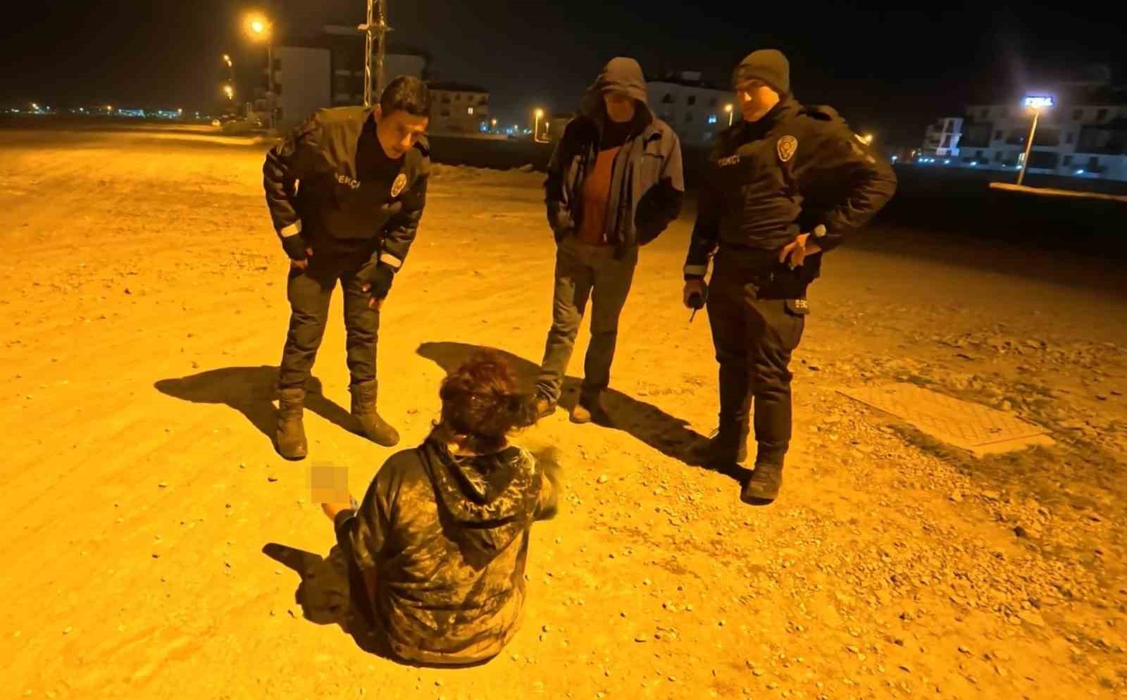 Bekçiler, "Eve bırakalım" dedi, alkollü kadın "Ölümü bulursunuz" cevabını verdi 10 bekciler eve birakalim dedi alkollu kadin olumu bulursunuz cevabini verdi 6 dBCHDEln
