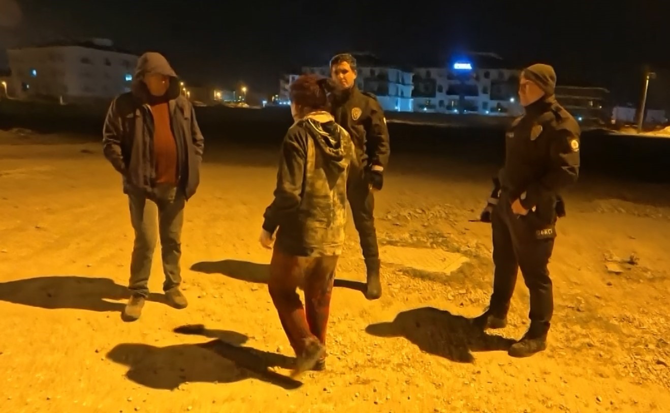 Bekçiler, "Eve bırakalım" dedi, alkollü kadın "Ölümü bulursunuz" cevabını verdi 11 bekciler eve birakalim dedi alkollu kadin olumu bulursunuz cevabini verdi 7