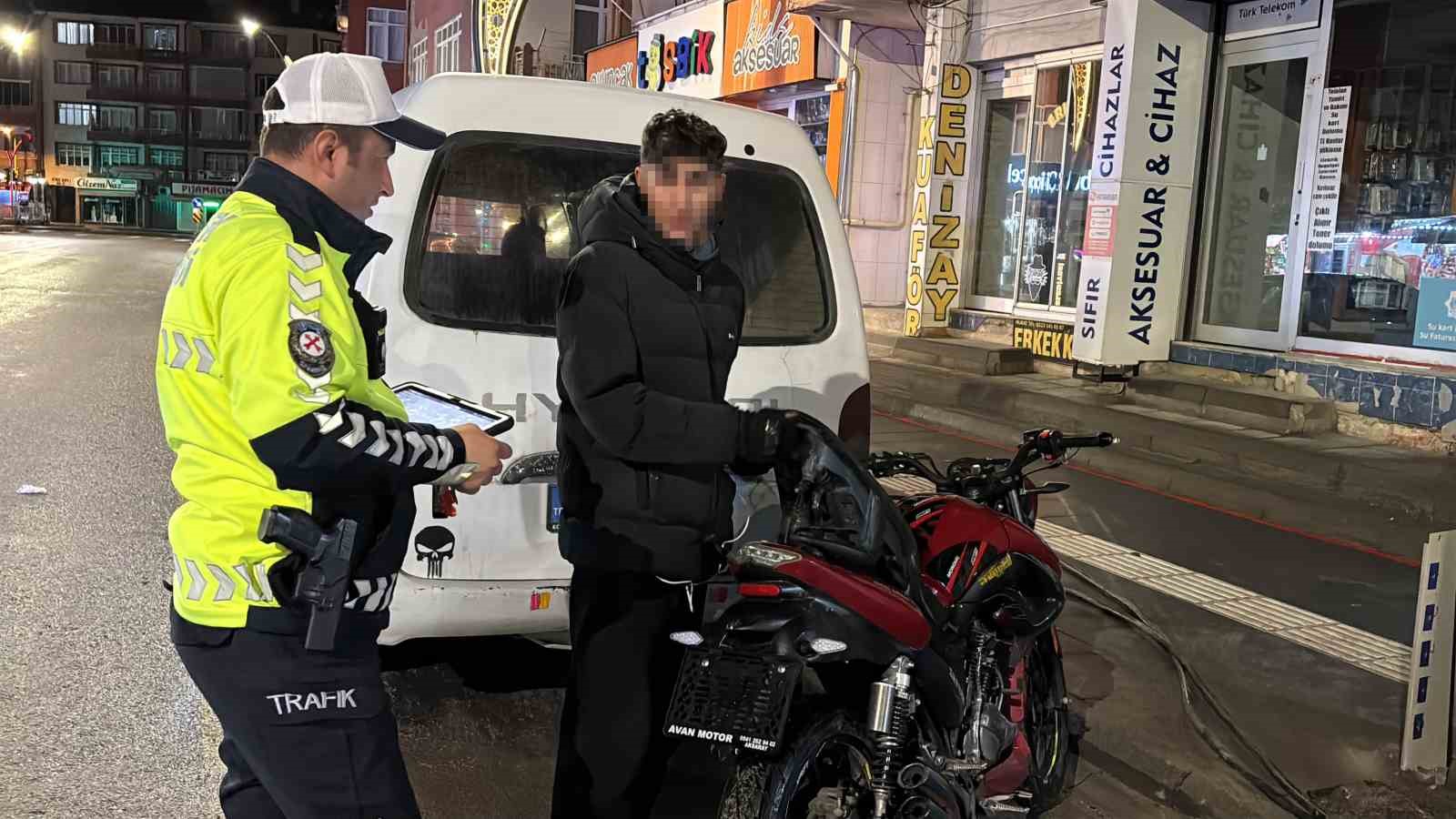 Bekçilere egzoz patlattı, yakalanınca 62 bin lira ceza yiyip ehliyet ve motorundan oldu 4 bekcilere egzoz patlatti yakalaninca 62 bin lira ceza yiyip ehliyet ve motorundan oldu 0 qYHgMbOI