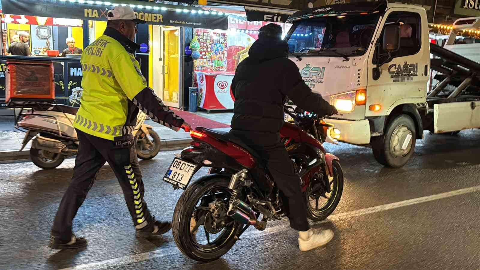 Bekçilere egzoz patlattı, yakalanınca 62 bin lira ceza yiyip ehliyet ve motorundan oldu 8 bekcilere egzoz patlatti yakalaninca 62 bin lira ceza yiyip ehliyet ve motorundan oldu 4 VCXh1Ikb
