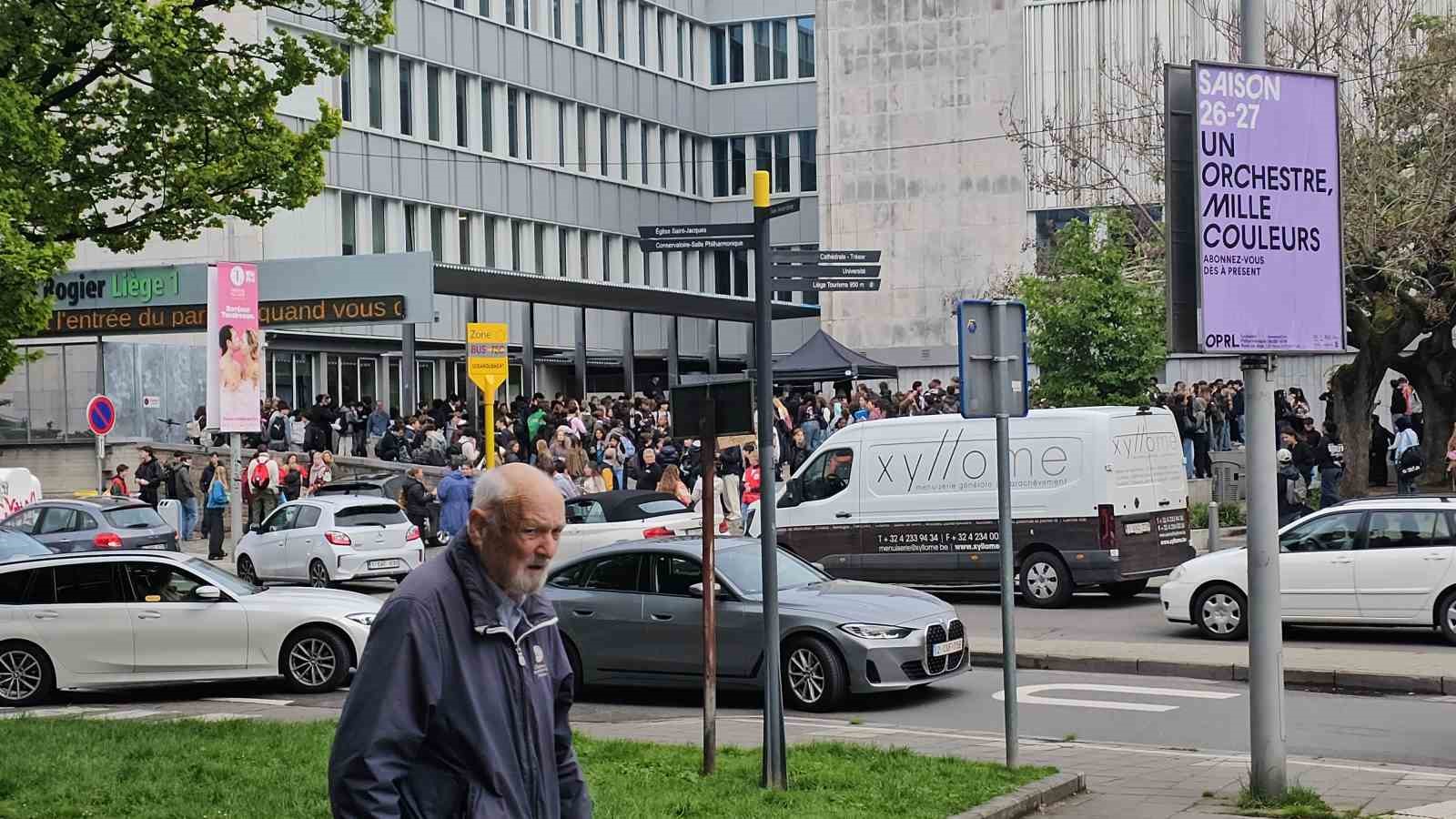 belcikada greve giden ogretmenler okullara barikat kurdu 0 ZFAi3B3S