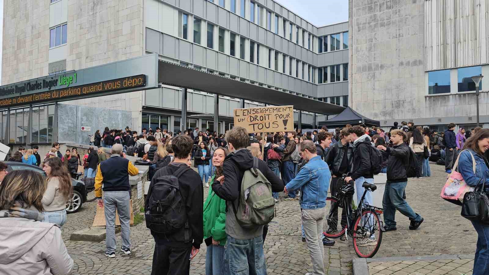 belcikada greve giden ogretmenler okullara barikat kurdu 1 R87dNPaY