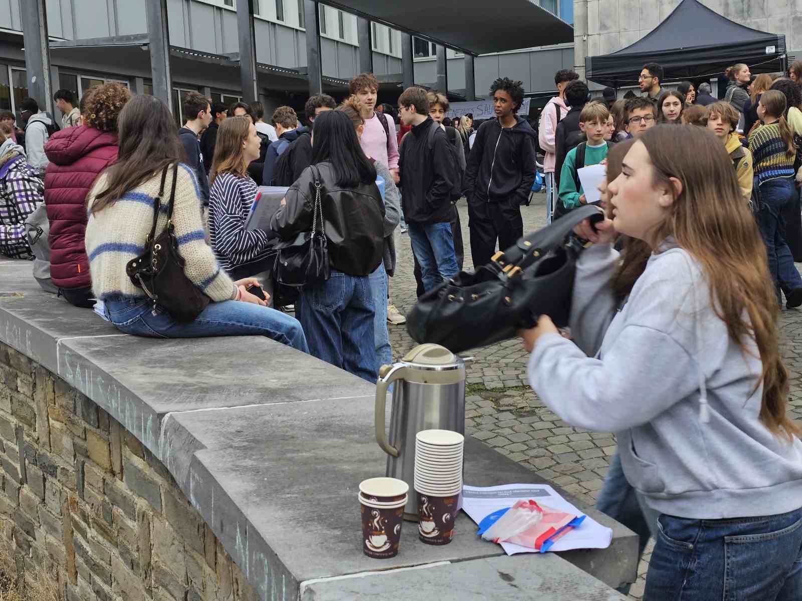 belcikada greve giden ogretmenler okullara barikat kurdu 11