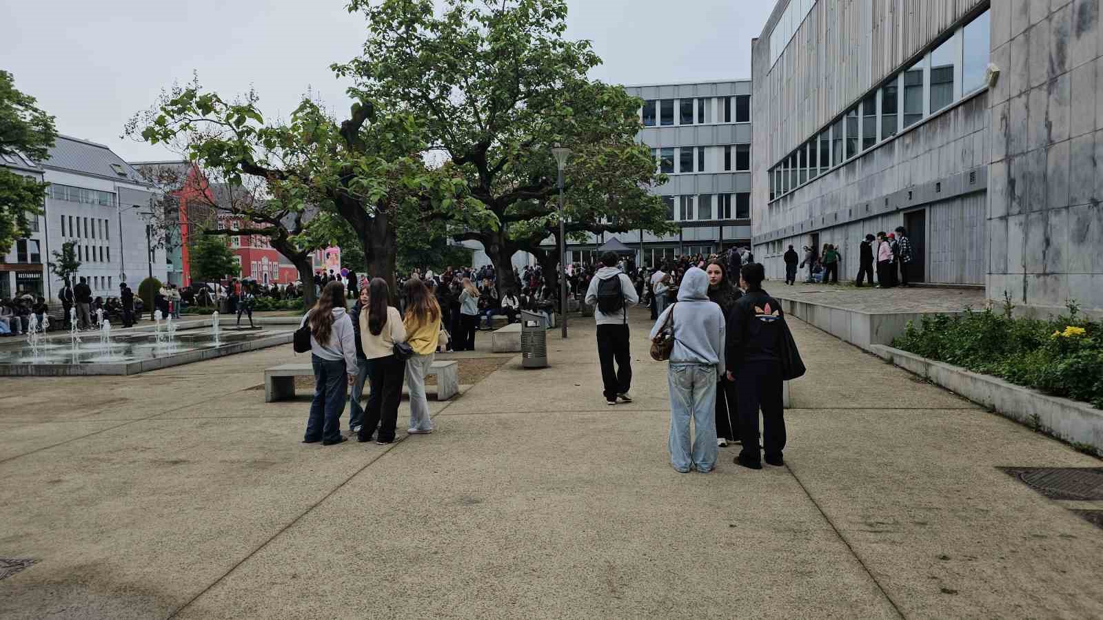 belcikada greve giden ogretmenler okullara barikat kurdu 12 OsqvHu1Y