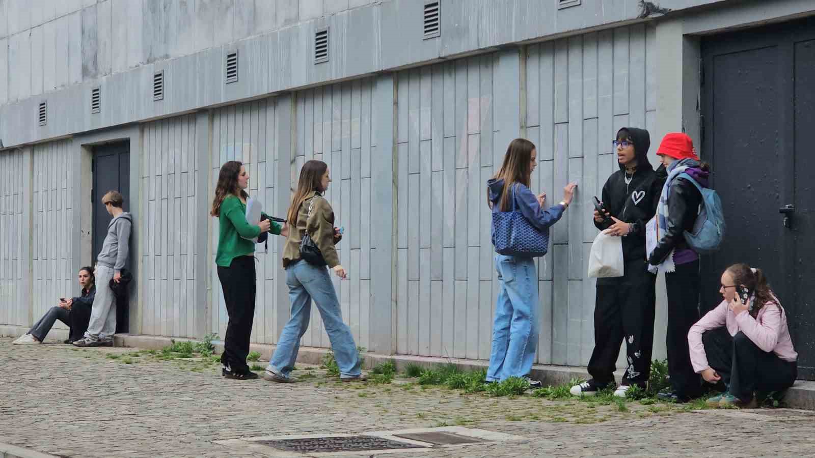 belcikada greve giden ogretmenler okullara barikat kurdu 13 vTTtn47W