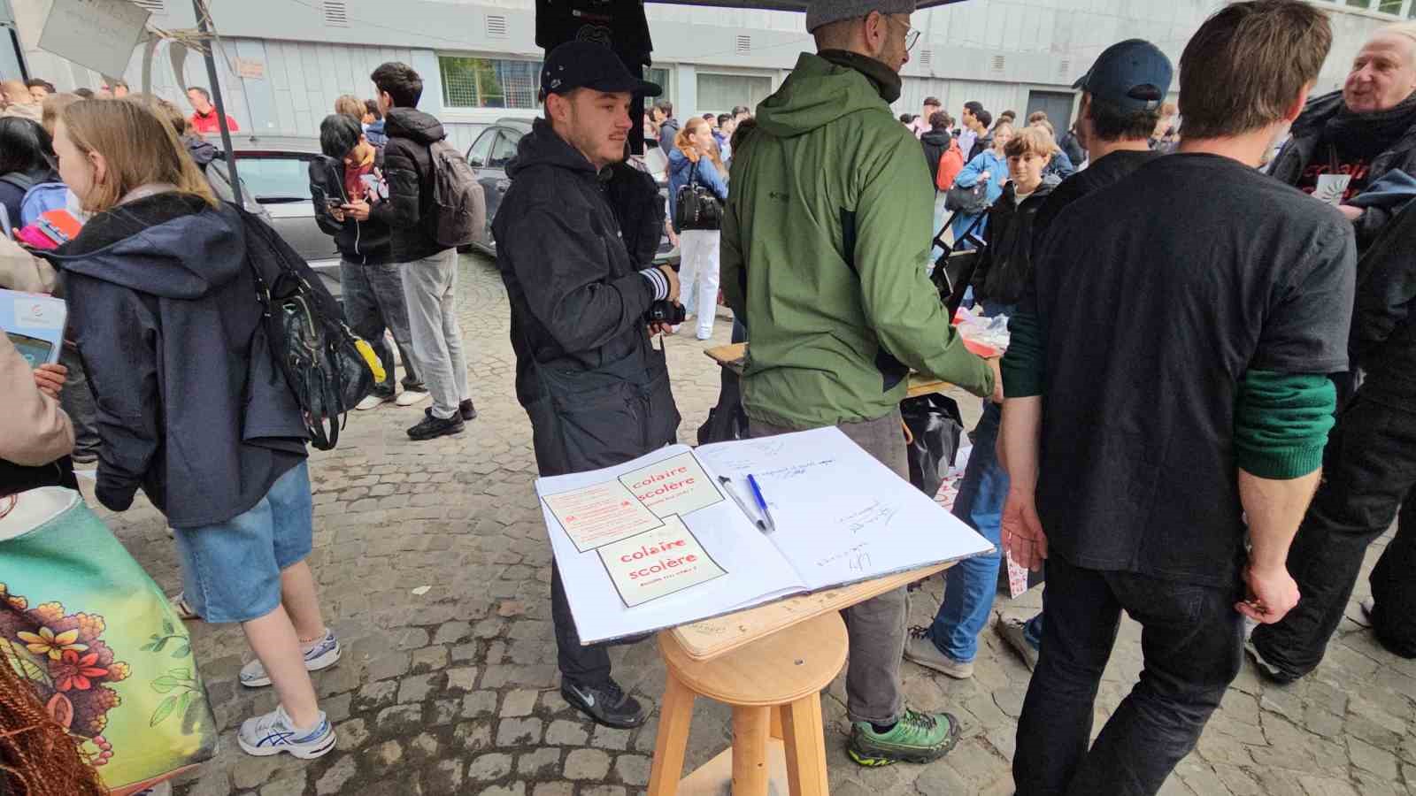 belcikada greve giden ogretmenler okullara barikat kurdu 2 PBarLHUs