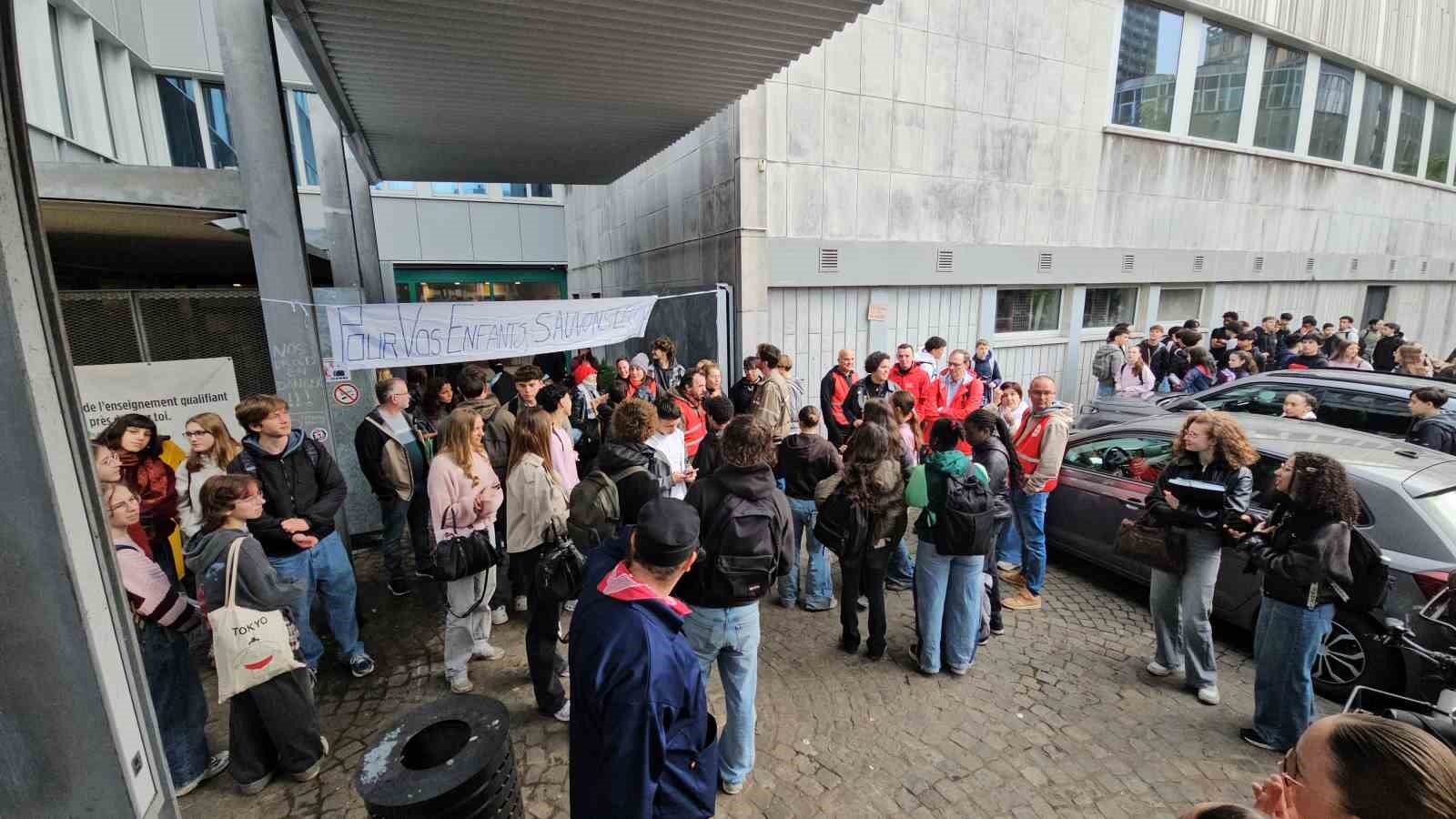belcikada greve giden ogretmenler okullara barikat kurdu 3