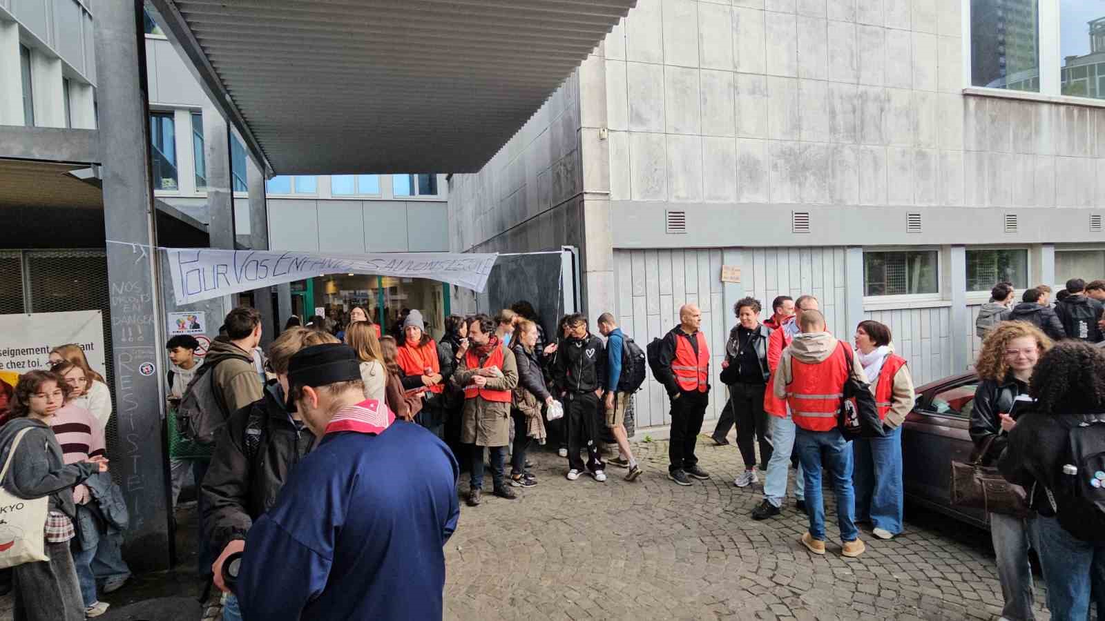 belcikada greve giden ogretmenler okullara barikat kurdu 5 CUmNkdcG