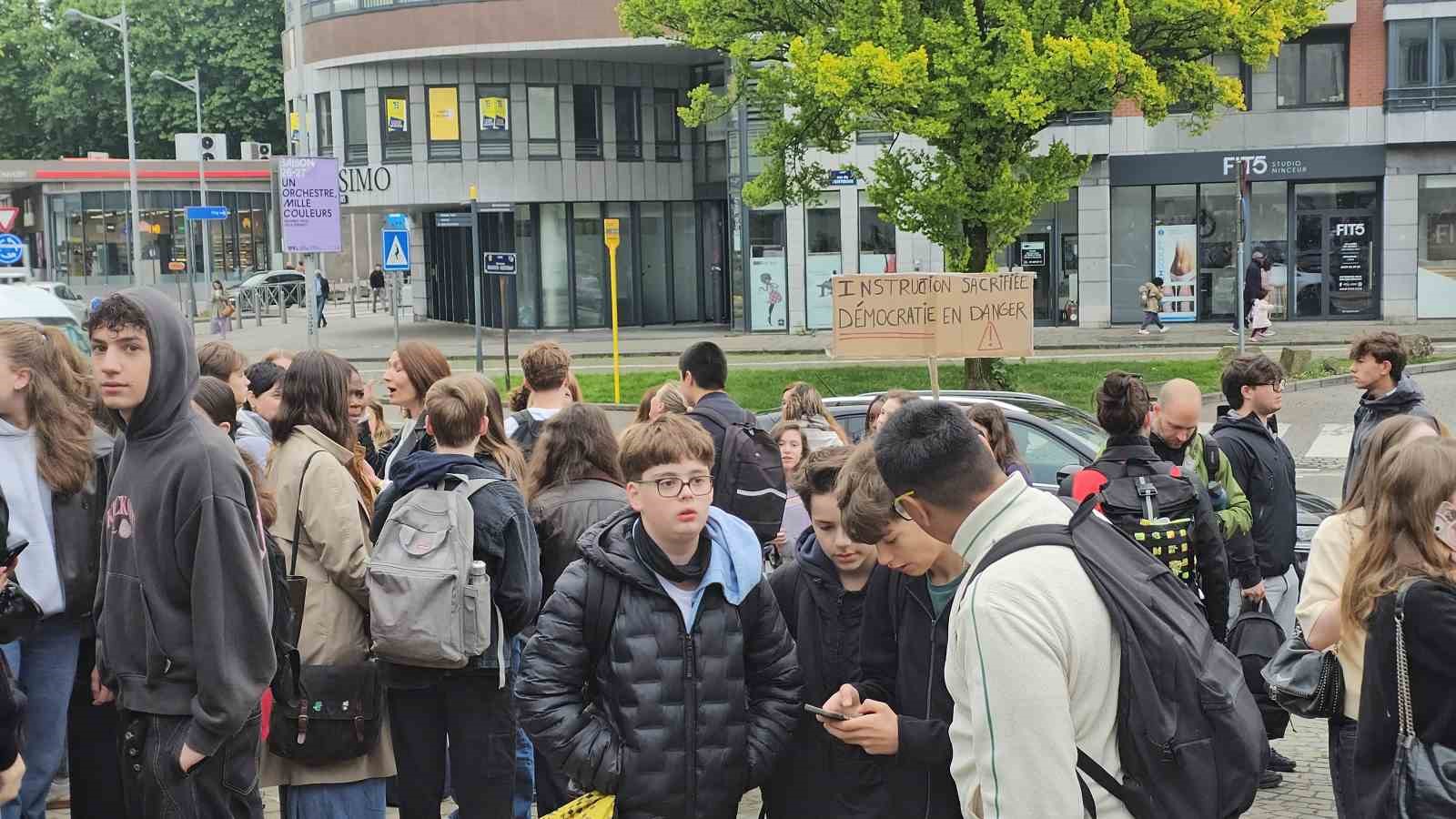 belcikada greve giden ogretmenler okullara barikat kurdu 9 baEWiIi6