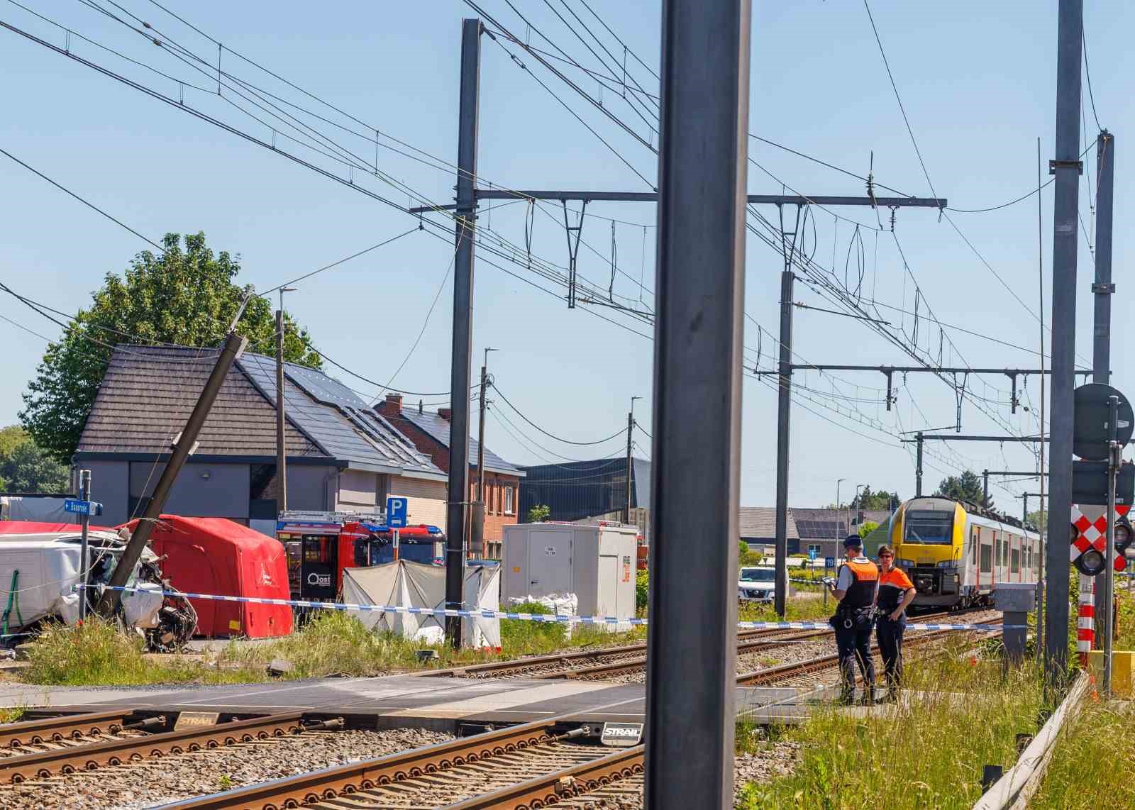 Belçika’da trenle okul otobüsü çarpıştı: 4 ölü 7 belcikada trenle okul otobusu carpisti 4 olu 3 BtCzKHQt