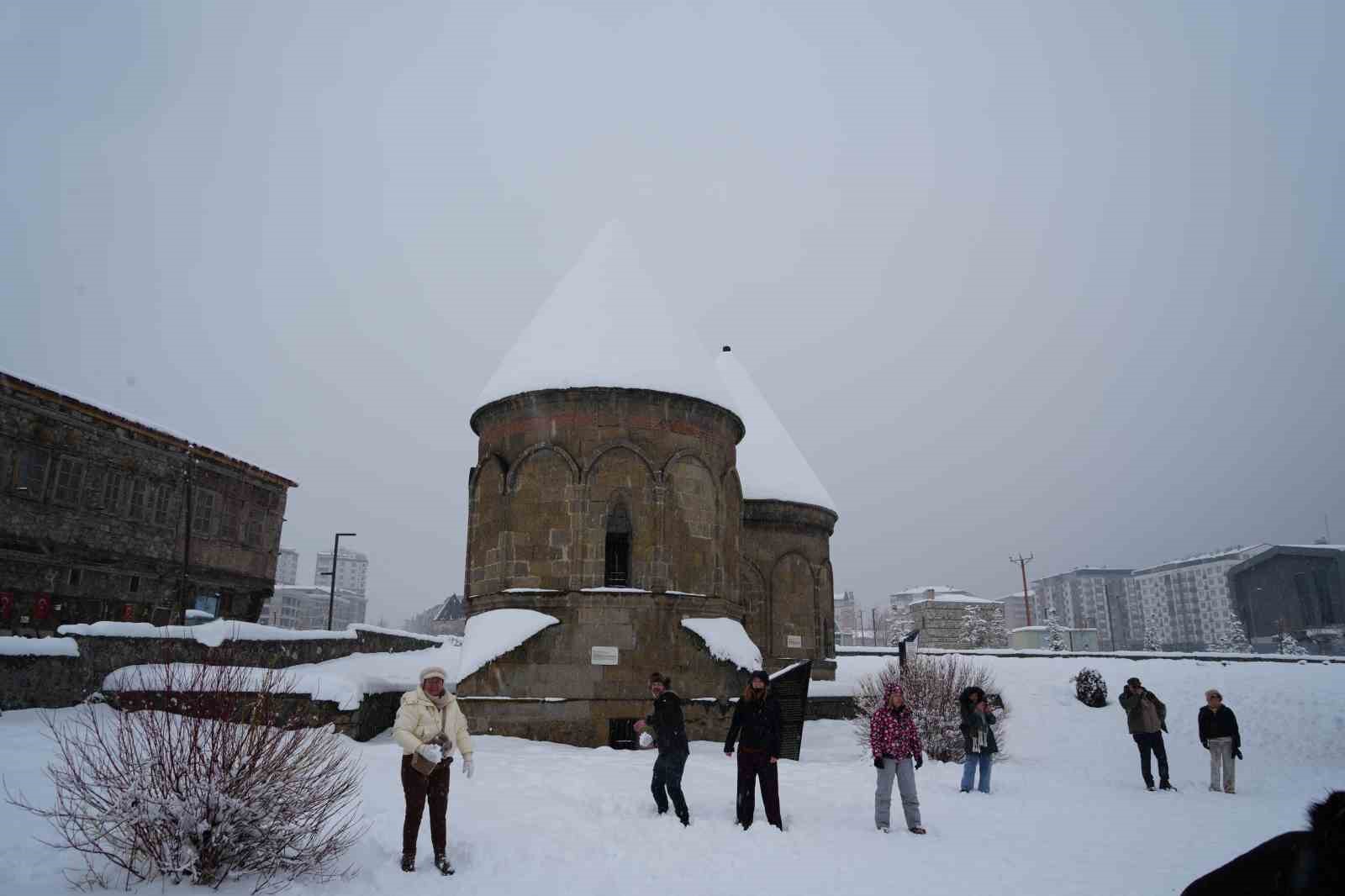 belcikali turistler erzurumda karda gonullerince eglendi 10 VhfKjQvP