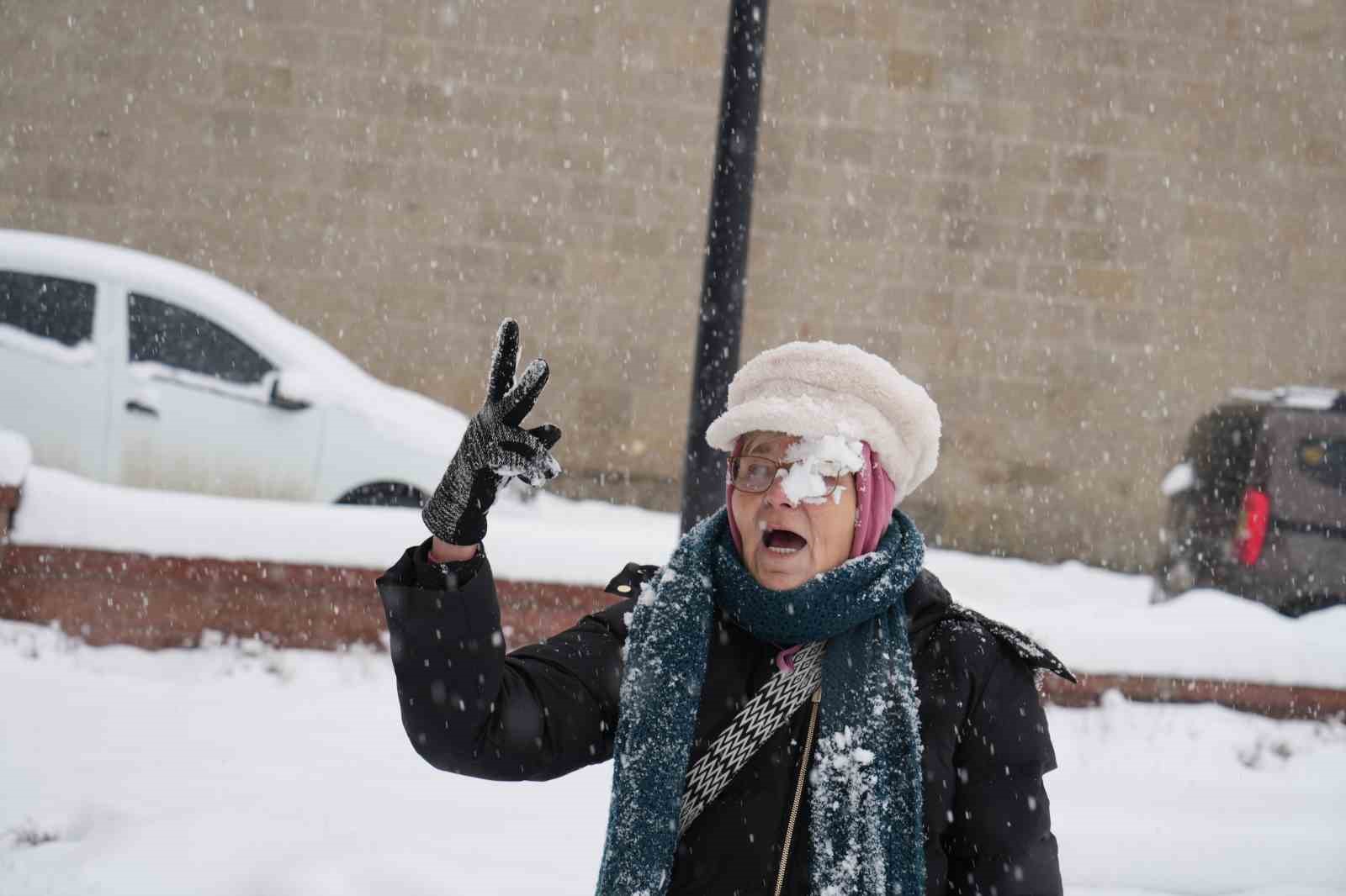 belcikali turistler erzurumda karda gonullerince eglendi 2 uGfNIfyy
