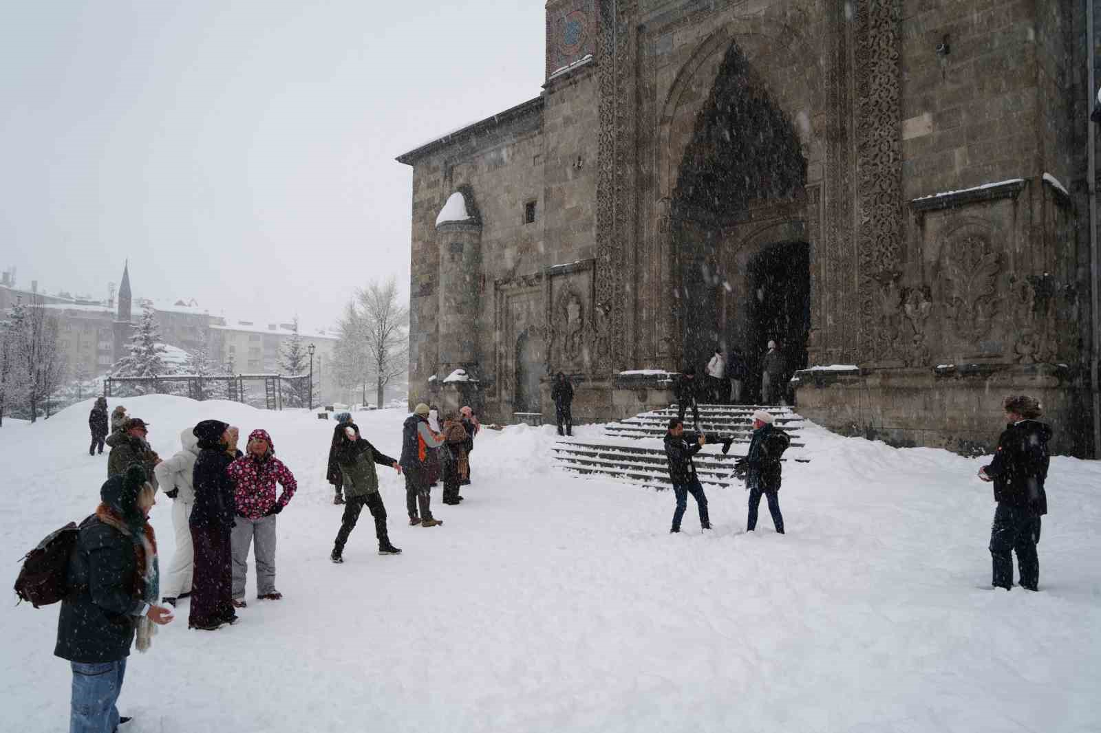 belcikali turistler erzurumda karda gonullerince eglendi 3 bc4CVJBj