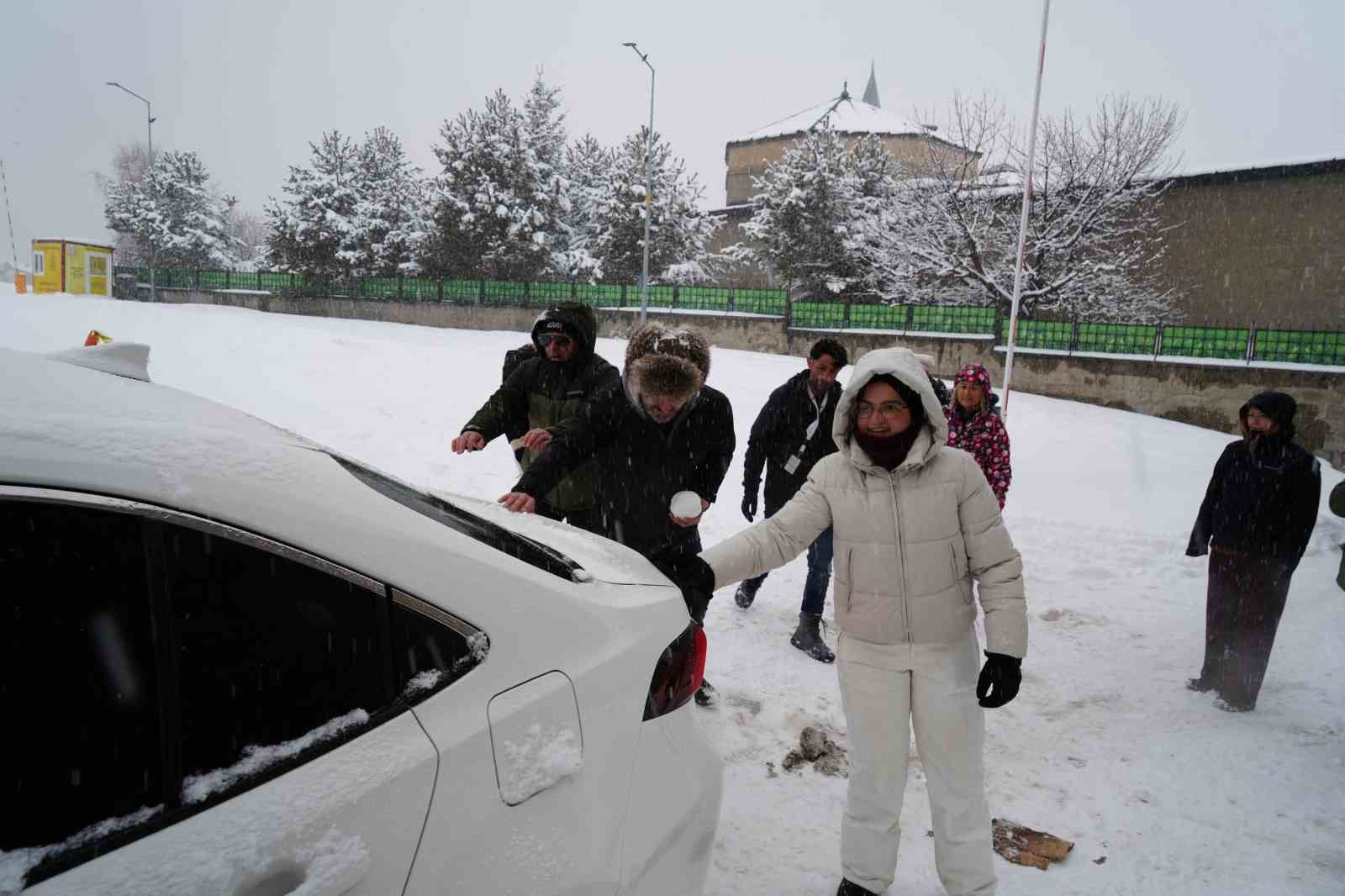 belcikali turistler erzurumda karda gonullerince eglendi 5 SvuLNmMV