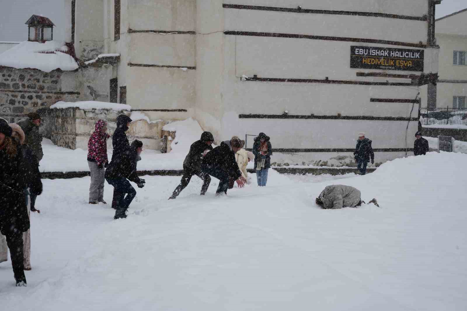belcikali turistler erzurumda karda gonullerince eglendi 6 BNvH8Erv