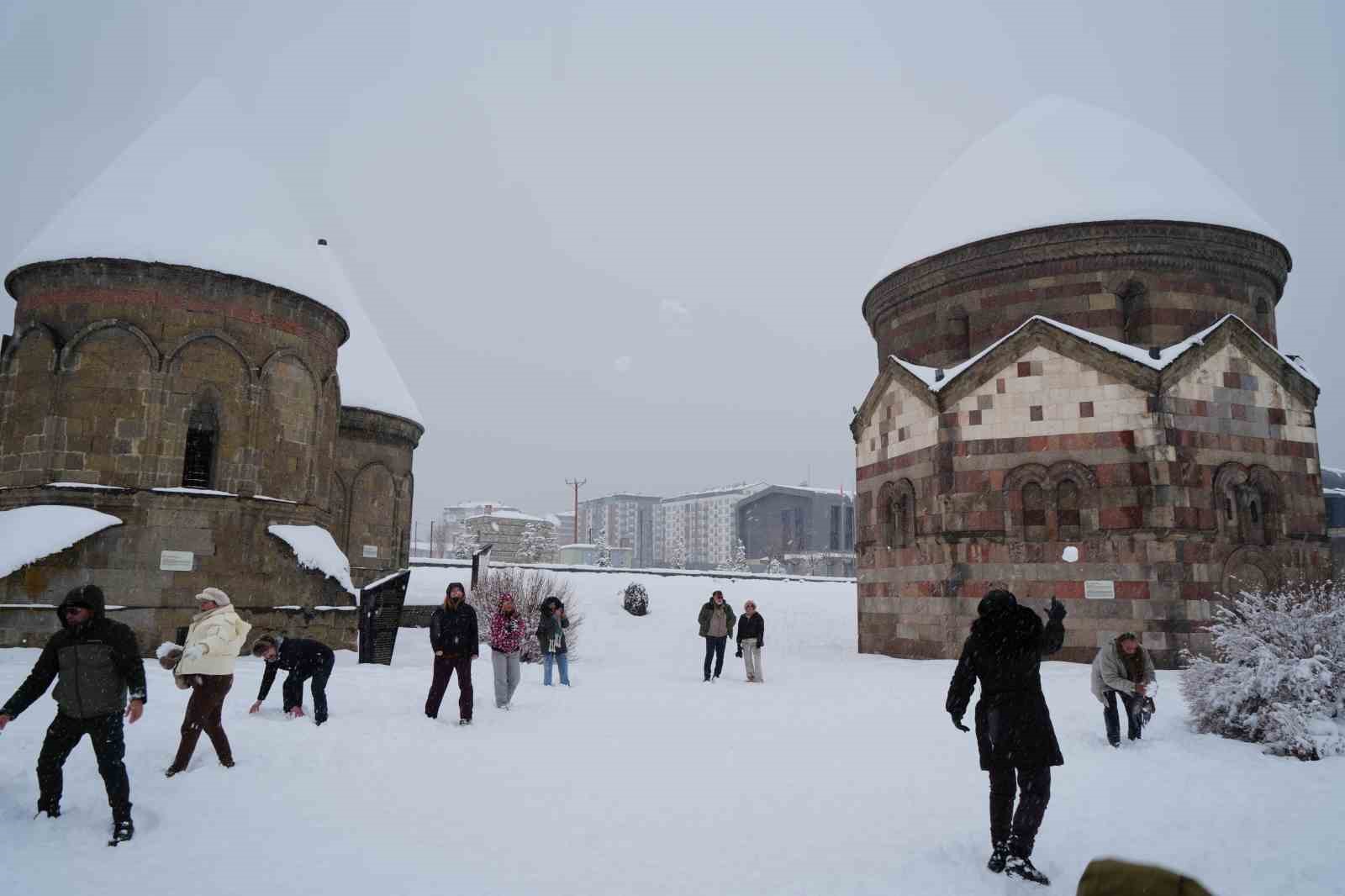 belcikali turistler erzurumda karda gonullerince eglendi 9 clDAYEGf