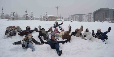 belcikali-turistler-erzurumda-karda-gonullerince-eglendi-KRcNSMcU.jpg