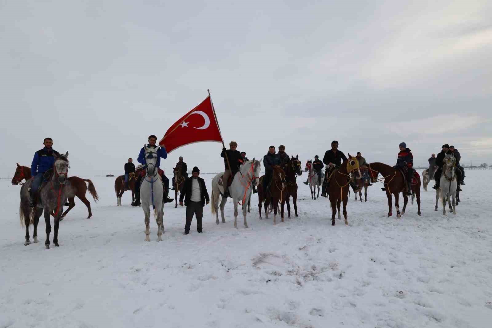 belediye baskani emrullah akpunar at sirtinda yaban hayati icin yemleme yapti 0