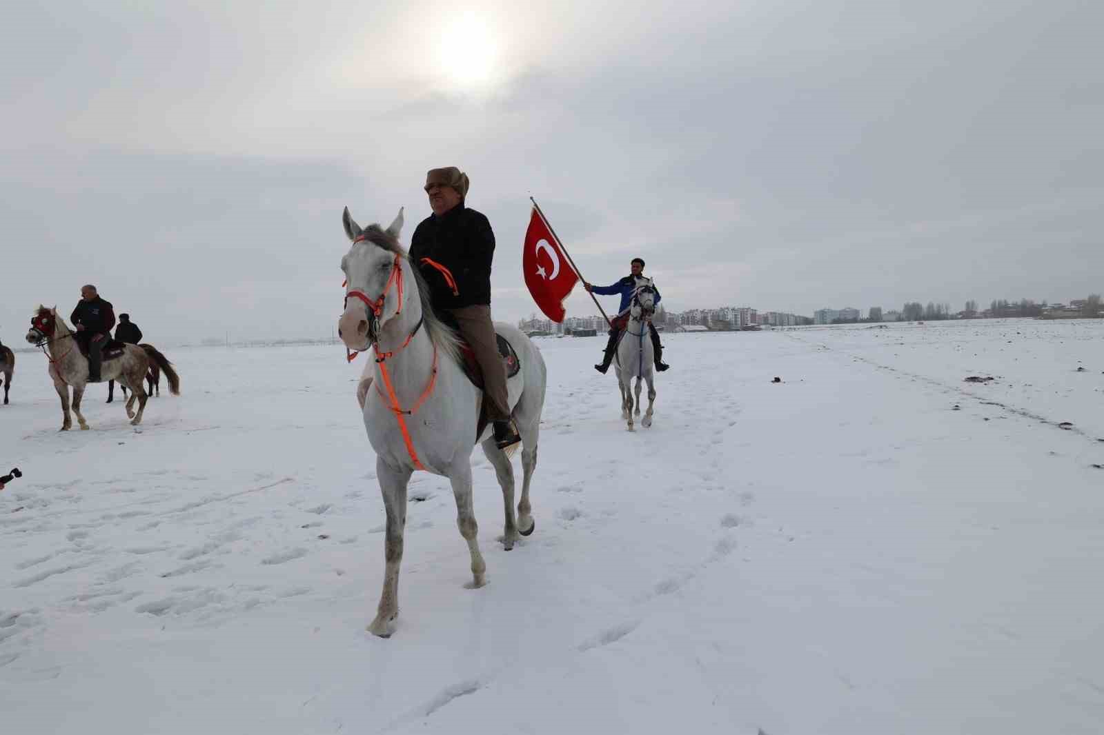 belediye baskani emrullah akpunar at sirtinda yaban hayati icin yemleme yapti 1 gGPgPwaJ