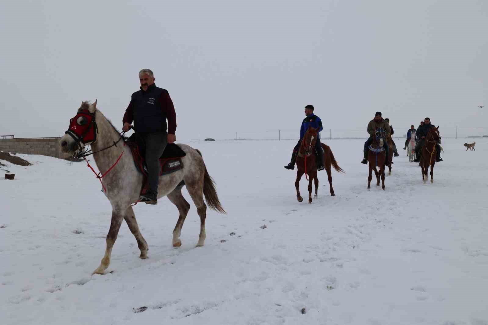 belediye baskani emrullah akpunar at sirtinda yaban hayati icin yemleme yapti 2 5T1Drqp6
