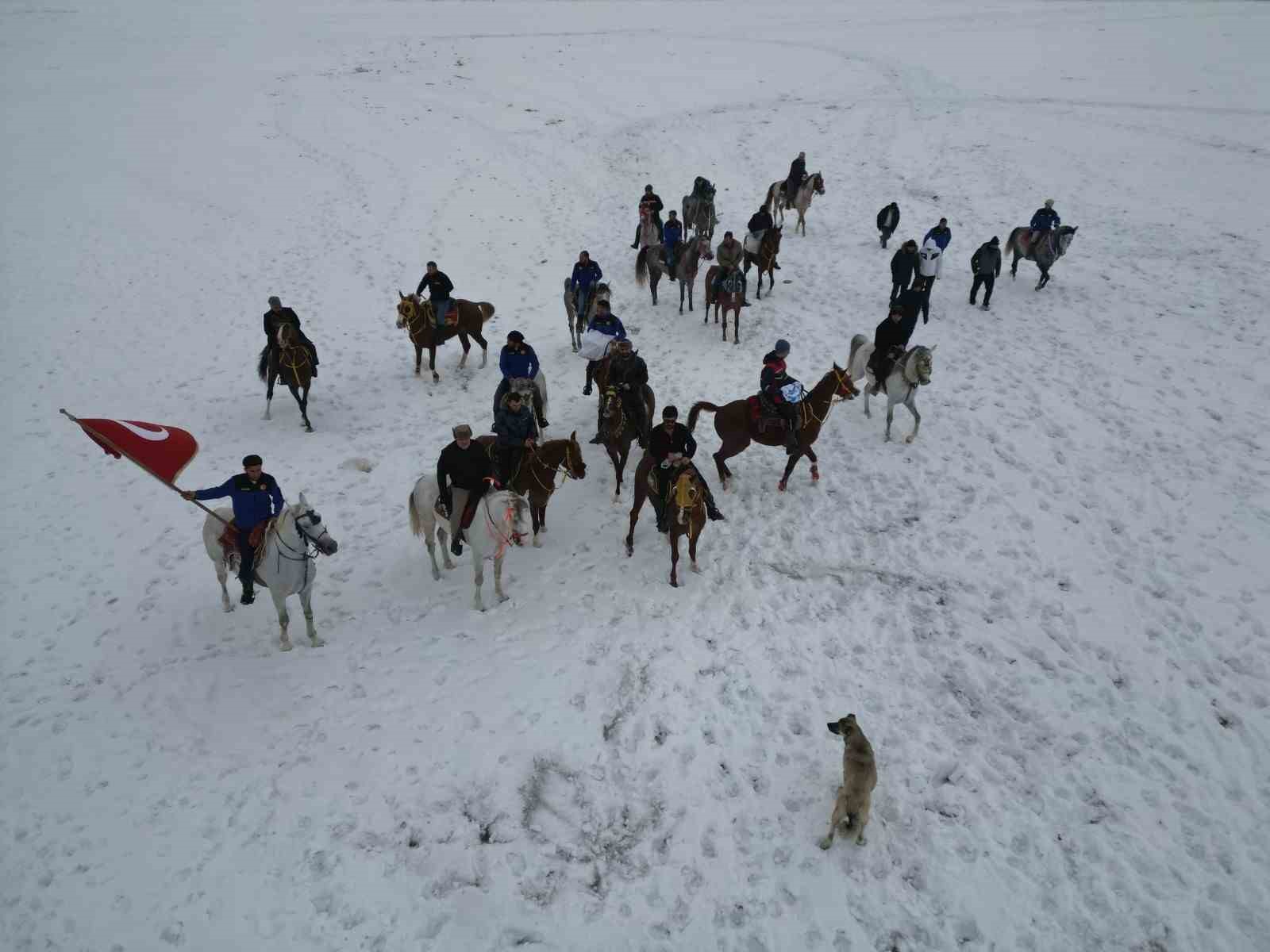 belediye baskani emrullah akpunar at sirtinda yaban hayati icin yemleme yapti 8