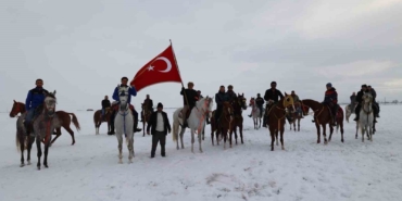 belediye-baskani-emrullah-akpunar-at-sirtinda-yaban-hayati-icin-yemleme-yapti-upcFqTJA.jpg