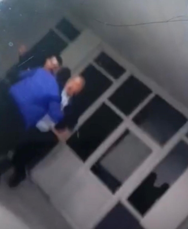 belediye-baskaninin-sopayla-gencleri-dovdugu-iddia-edildi-ZYLkF4cj.jpg