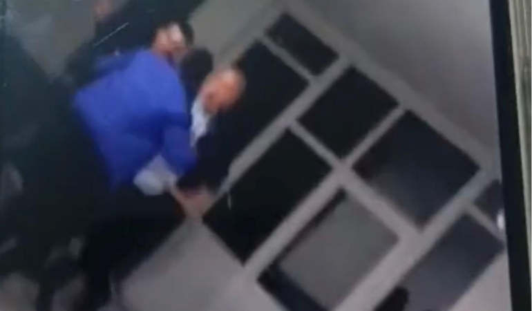 belediye-baskaninin-sopayla-gencleri-dovdugu-iddia-edildi-ZYLkF4cj.jpg