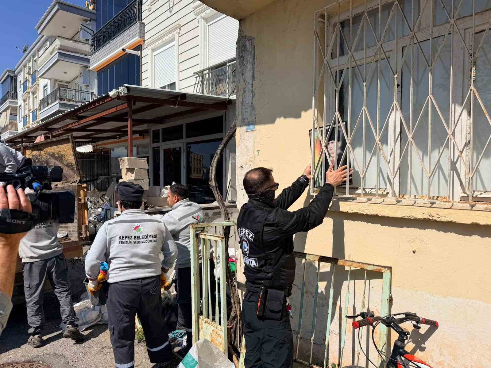 Belediye boşaltıyor, o dolduruyor: Daha önce 2 operasyonda 16 kamyon çöp çıkan evden 4 kamyon daha çöp çıktı 6 belediye bosaltiyor o dolduruyor daha once 2 operasyonda 16 kamyon cop cikan evden 4 HWu8QkF2