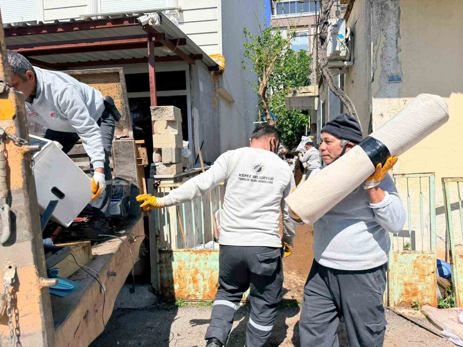 Belediye boşaltıyor, o dolduruyor: Daha önce 2 operasyonda 16 kamyon çöp çıkan evden 4 kamyon daha çöp çıktı 5 belediye bosaltiyor o dolduruyor daha once 2 operasyonda 16 kamyon cop cikan evden 4 YfYyFwUE