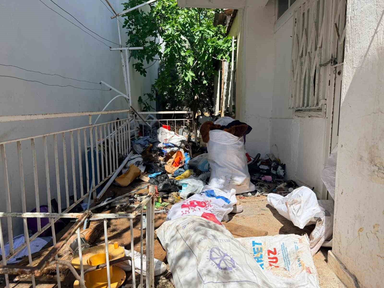 Belediye boşaltıyor, o dolduruyor: Daha önce 2 operasyonda 16 kamyon çöp çıkan evden 4 kamyon daha çöp çıktı 7 belediye bosaltiyor o dolduruyor daha once 2 operasyonda 16 kamyon cop cikan evden 4 lzkMIgDd