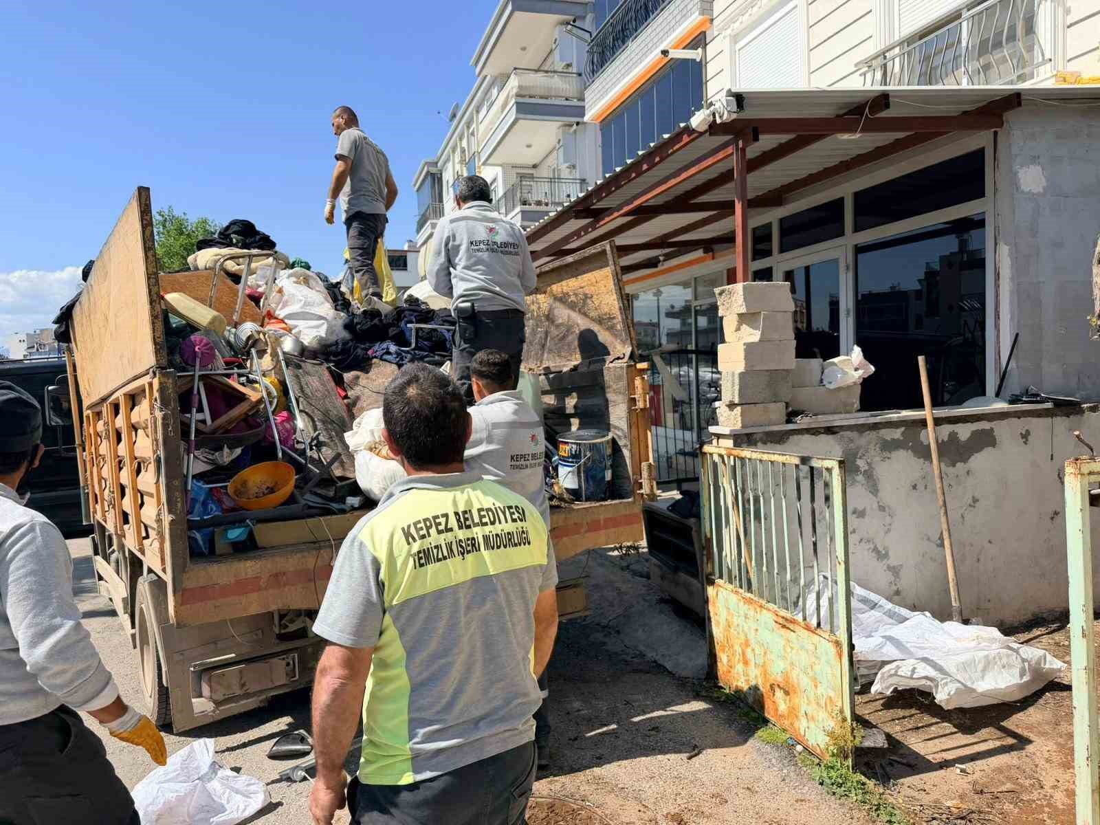 Belediye boşaltıyor, o dolduruyor: Daha önce 2 operasyonda 16 kamyon çöp çıkan evden 4 kamyon daha çöp çıktı 8 belediye bosaltiyor o dolduruyor daha once 2 operasyonda 16 kamyon cop cikan evden 4 sYPWGVv4